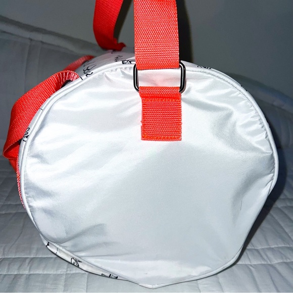 🛟 BENEFIT COSMETICS Weekender/Gym Duffle Bag - Picture 9 of 11